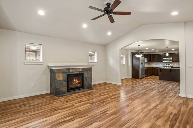 Building Photo - 4 Bedroom Home: Fenced Backyard & Great Location!