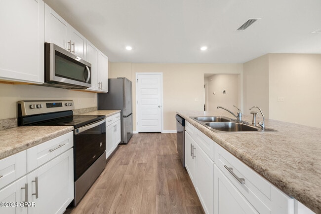 Building Photo - 5817 Viking Wy