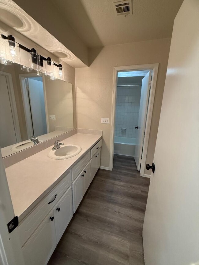 Building Photo - 2 Bed 1 Bath West Side Duplex