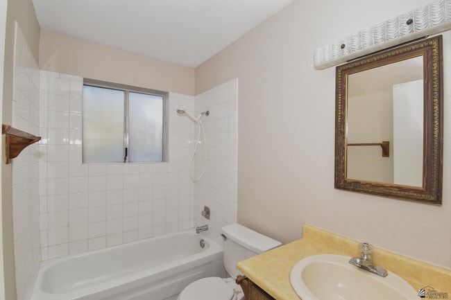 Building Photo - 2716 W Oakwood Ln