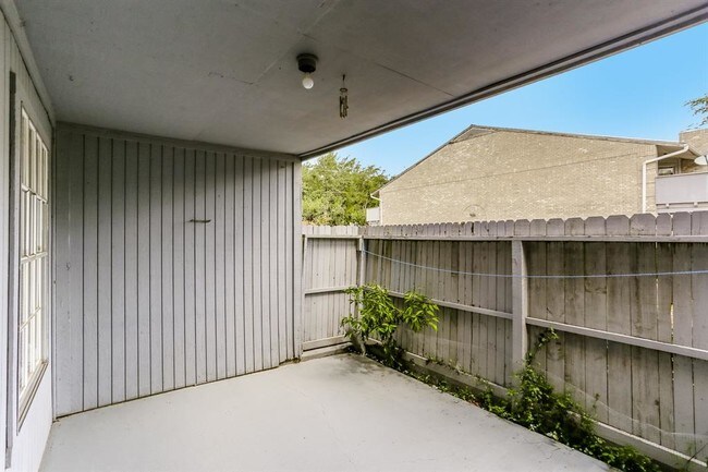 Building Photo - 9797 Leawood Blvd