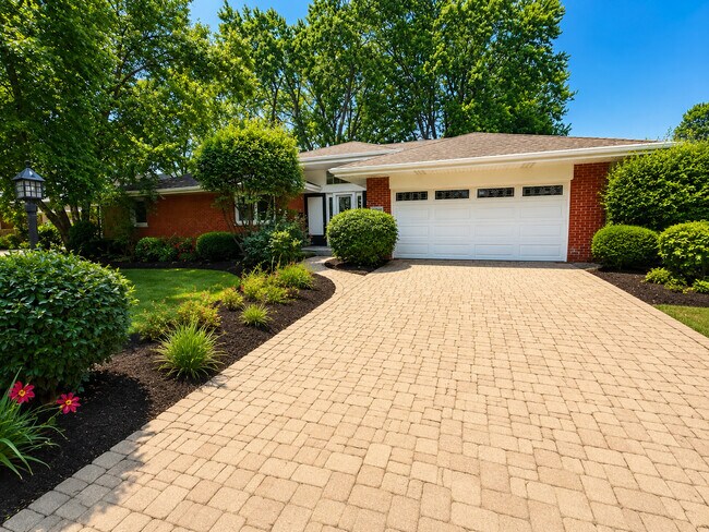Building Photo - 924 Brookline Ln