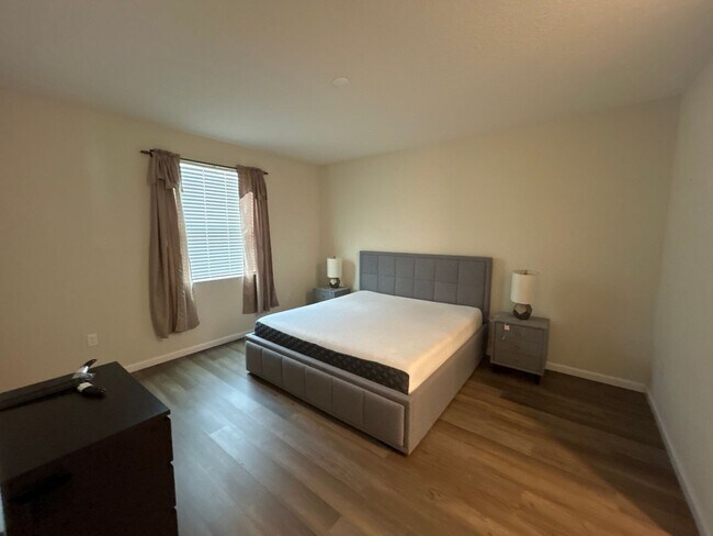 Building Photo - Magnetite Loop