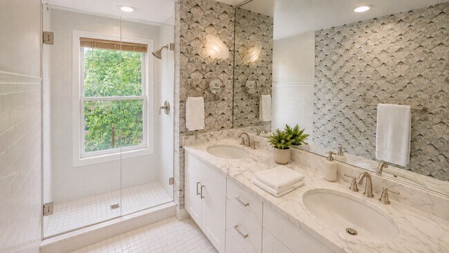 Building Photo - 534 W Dickens Ave