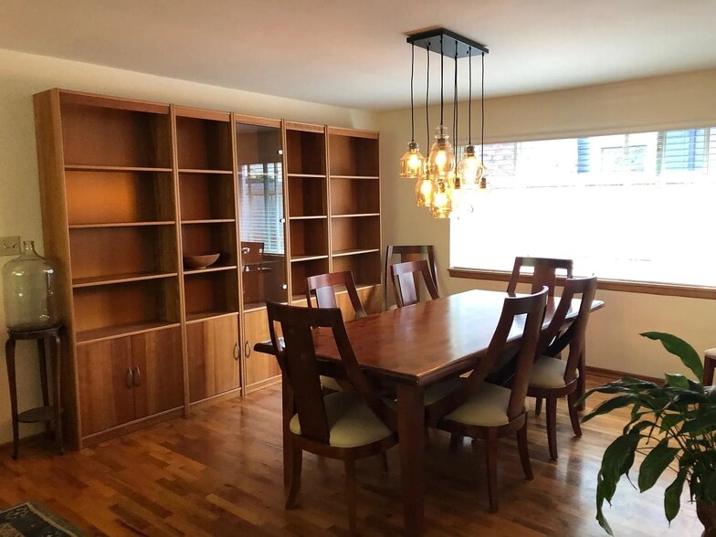 Building Photo - 1002 N 5th St