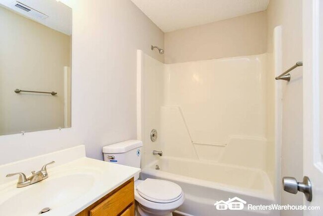 Building Photo - Nice 3 bedroom 2 bath