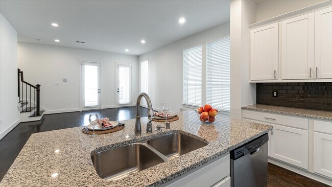 Building Photo - 2730 Freund St