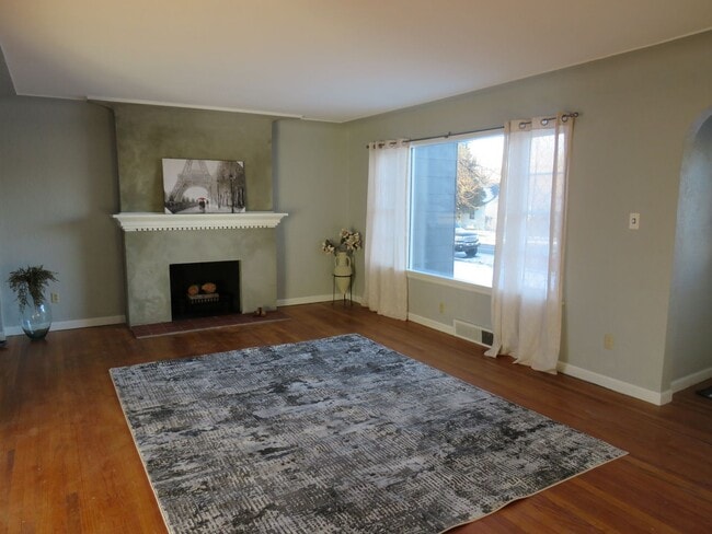 Building Photo - 5 Bedroom, 3 Bathroom House Near Pioneer P...