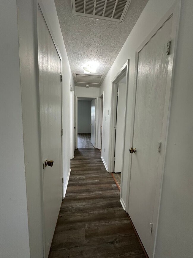 Building Photo - Available Now 3 bedroom 1.5 bathroom 1 car garage!