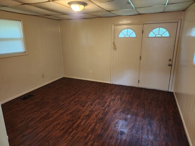 Building Photo - 614 Fern St