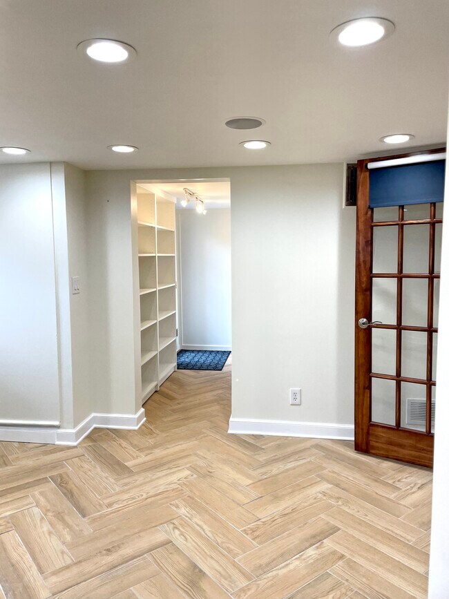 entry - 1555 E Browning Ave