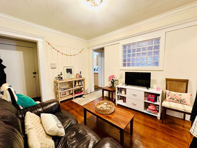 Building Photo - 458 Park Dr