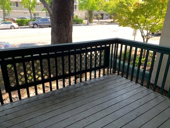 Building Photo - Bright Updated 2 Bedroom 1 Bath Mountain View End-Unit Condo