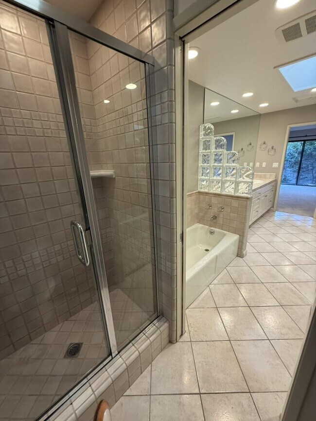 Building Photo - 2439 Sharon Oaks Dr