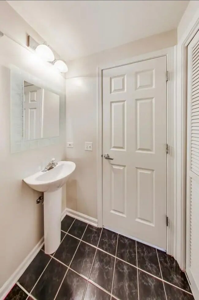 Building Photo - 1802 W Diversey Pkwy