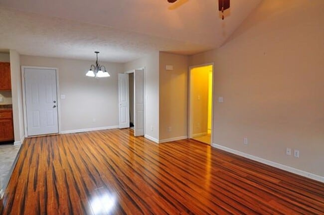 Building Photo - 571 Oakmont Dr