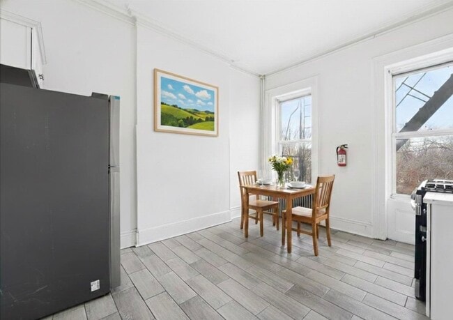 Building Photo - 289 Forrest St