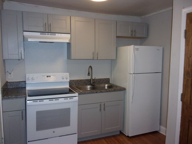 Building Photo - $1,000.00 off 1st Month's Rent - 2 Bedroom...