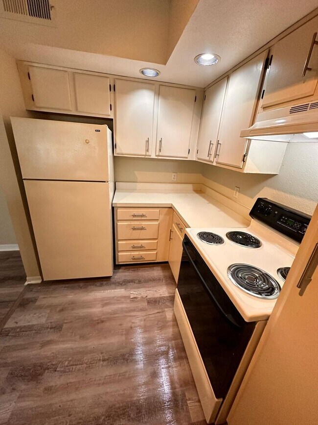 Building Photo - V2235