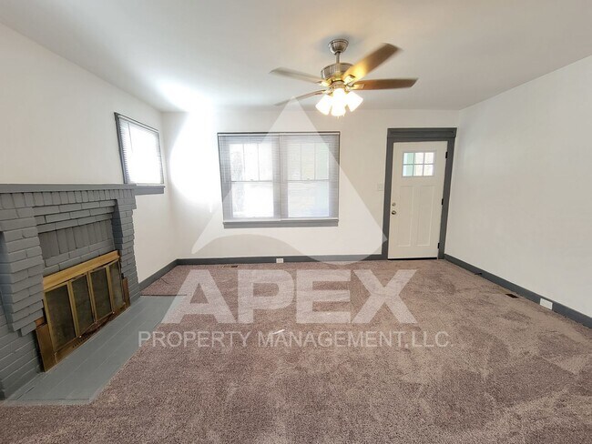 Building Photo - Renovated - Craftsman Style 2 Bd 1- Ba Sin...