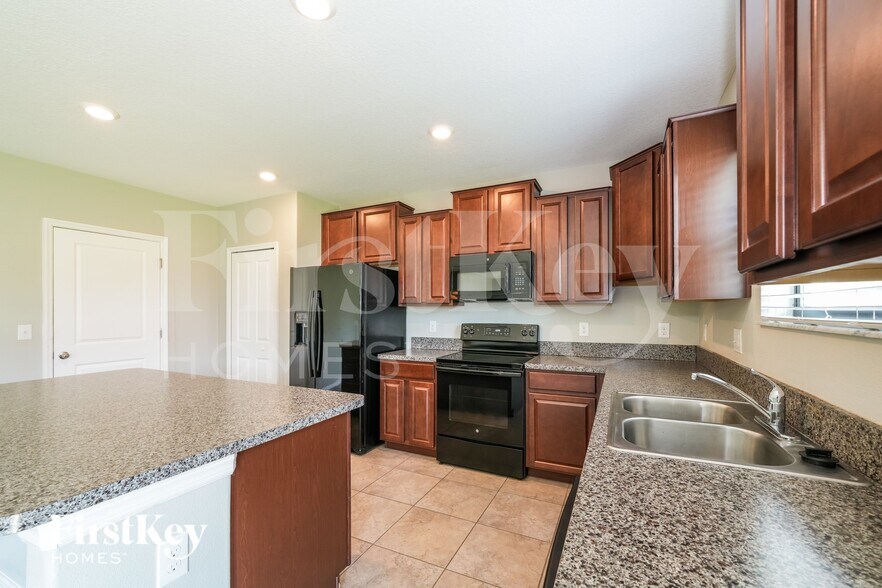 Building Photo - 9624 Sage Creek Dr