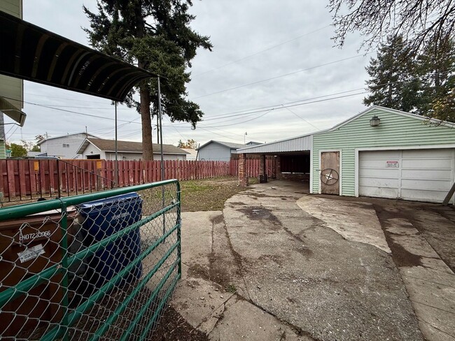 Building Photo - Spacious and Well-Equipped 3 Bed Spokane H...