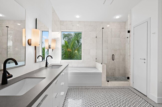 Building Photo - 775 NE 4th Ave