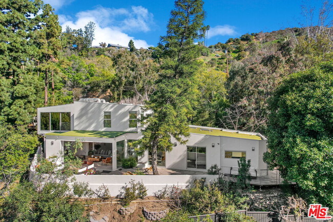 Building Photo - 2615 La Cuesta Dr