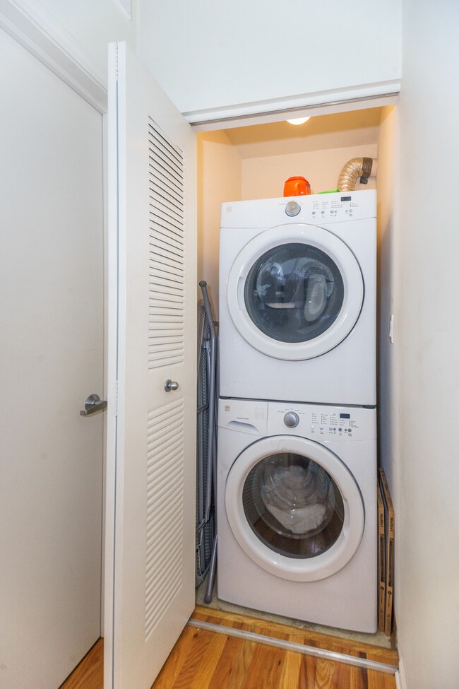 Building Photo - 1000 W 15th St