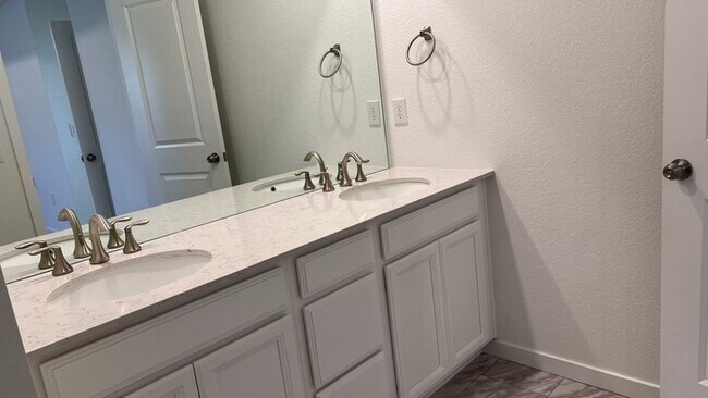 Building Photo - Charming 3 beds 2 baths in Commerce City!