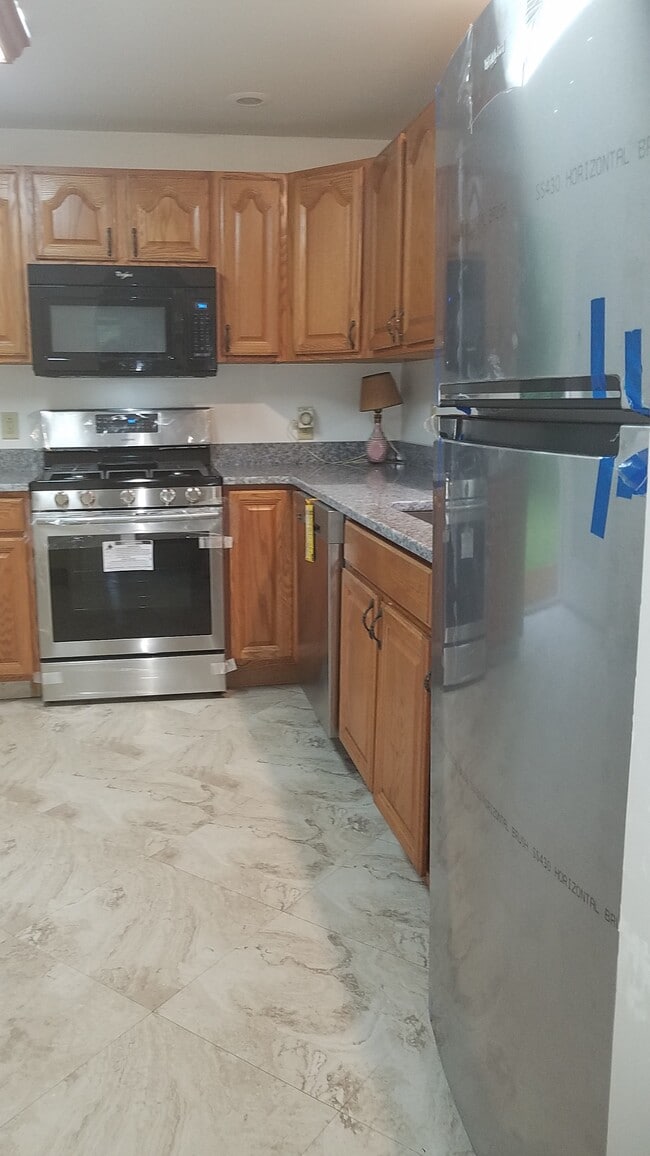 Building Photo - 68 Blatchley Ave