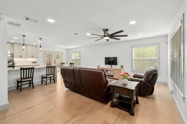 Building Photo - 500 Arbor Ln