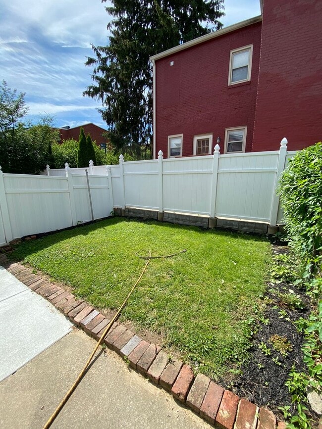 Building Photo - Beautiful Three Bedroom Townhouse in Northwest Lancaster City!