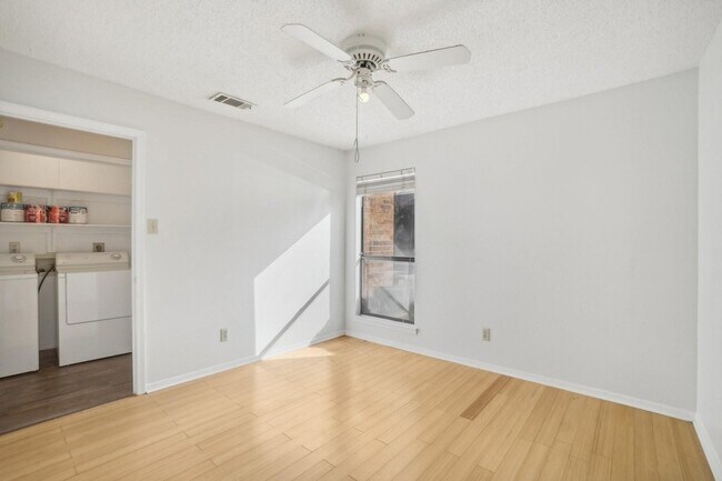 Building Photo - 1301 Memory Ln