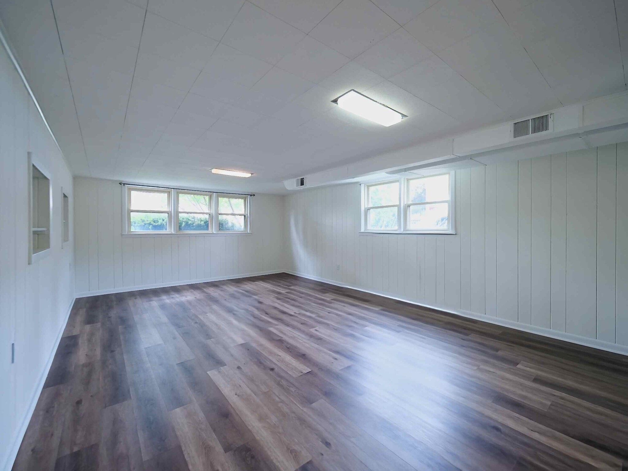 Big family room - 10107 Lawrence Ct