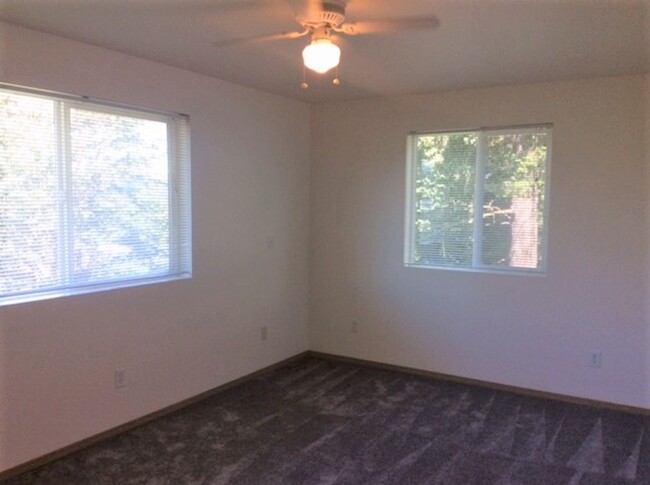 Building Photo - 3 Bdrm/2.5 Bath Townhome Style Duplex - Av...