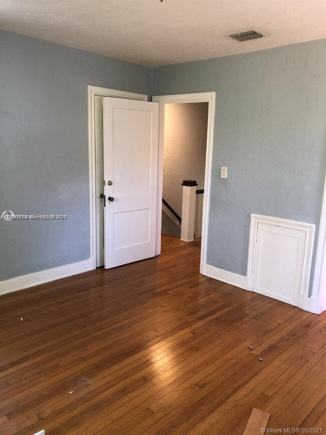 Building Photo - 329 W 28th St