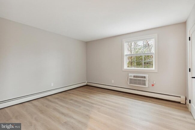 Building Photo - 176 W King St