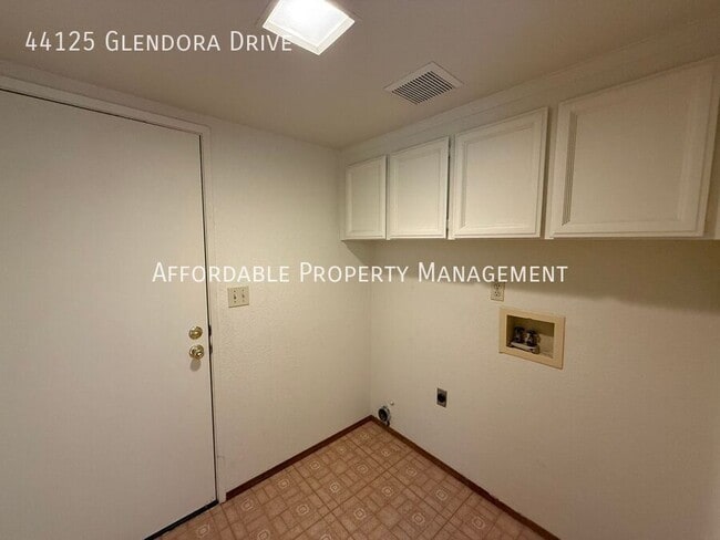 Building Photo - 44125 Glendora Dr