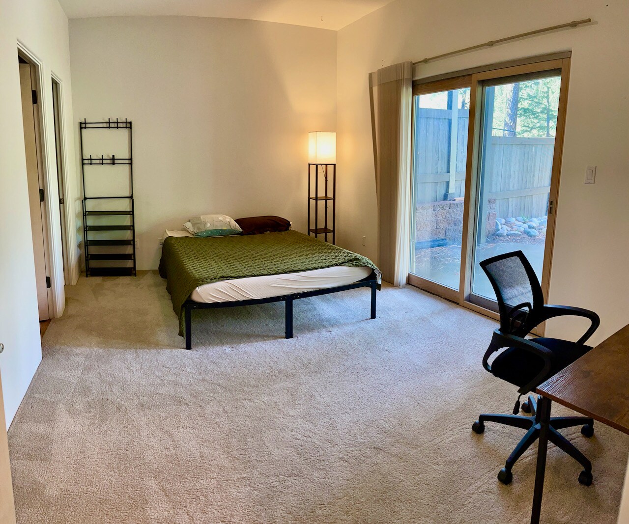 Large 2nd bedroom - 4750 Quemazon