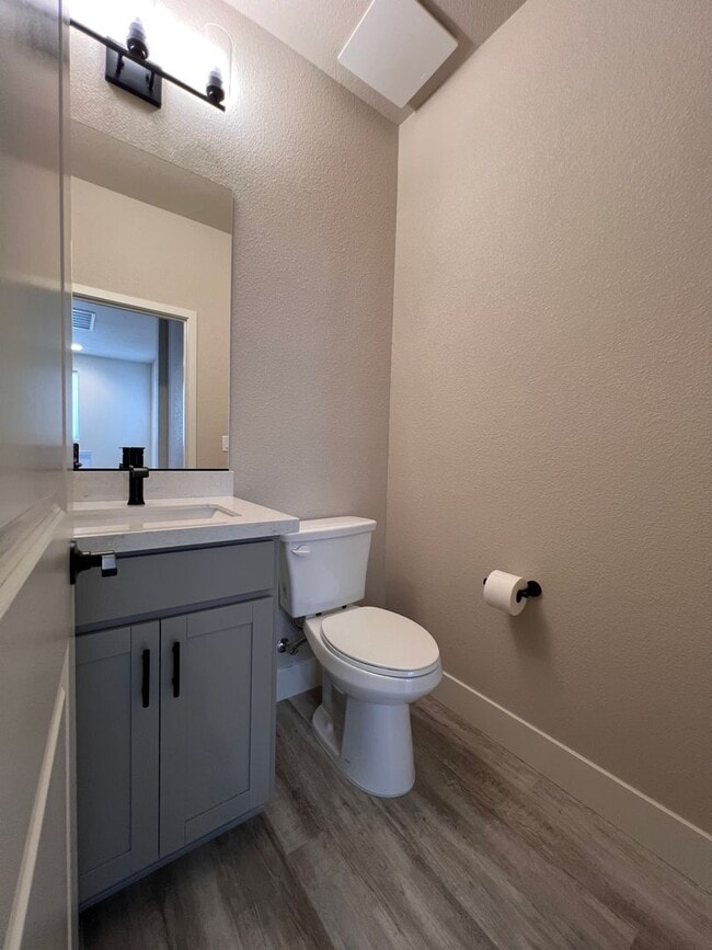 Building Photo - MUST SEE! 2/2.5/2 Townhome in Gardnerville