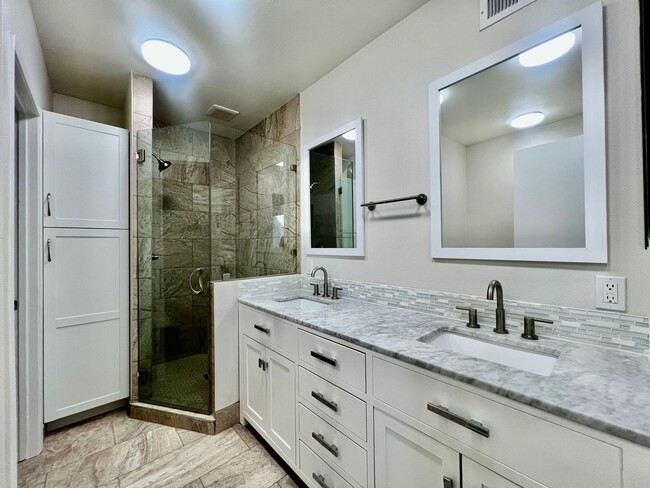 Building Photo - AVAILABLE NOW! 2 Bedroom / 2 Bathroom Cond...