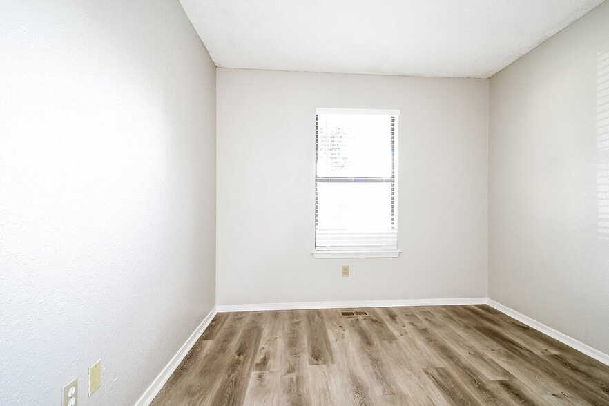 Building Photo - 1353 Oswego Dr