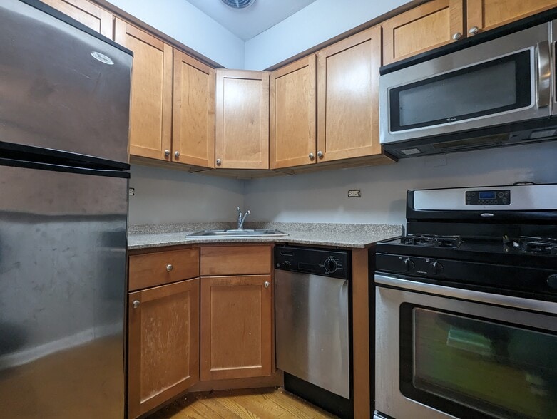 Building Photo - 524 W Oakdale Ave