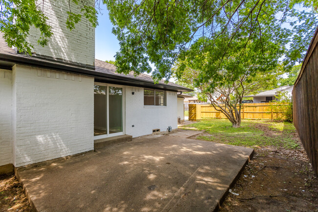 Building Photo - 3761 High Vista Dr