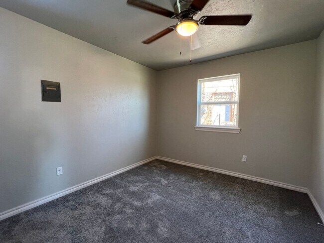 Building Photo - 5813 NW Elm Ave
