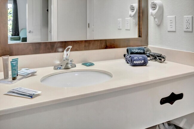 Building Photo - 8303 Palm Pkwy