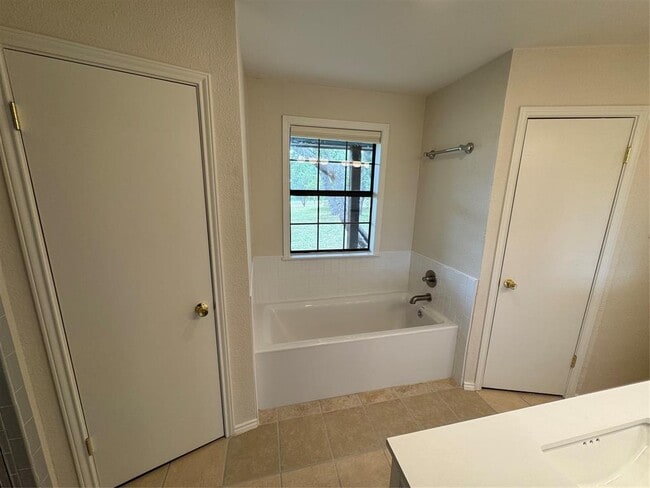 Building Photo - 301 Mesa Dr