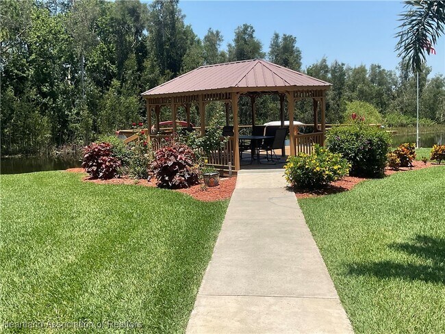 Building Photo - 121 Country Club Dr