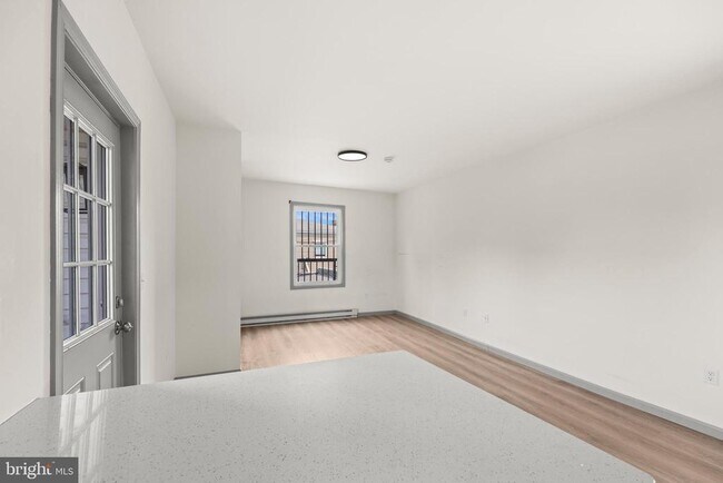 Building Photo - 531 Walton St